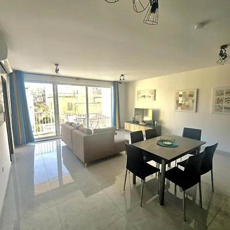 Spacious Deluxe 2 Bedroom, 3 Bathroom Prime Location * Sliema