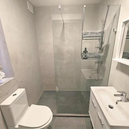 Apartment Spacious Deluxe 2 Bedroom, 3 Bathroom Prime Location *