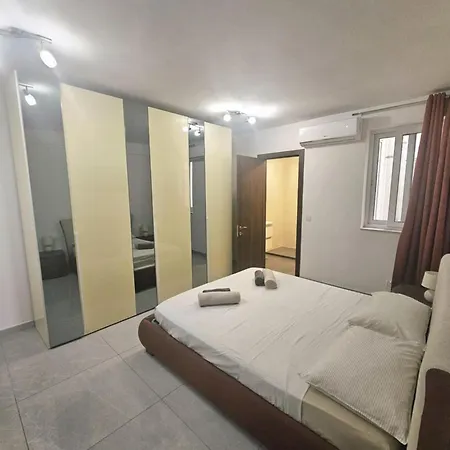 Spacious Deluxe 2 Bedroom, 3 Bathroom Prime Location Sliema