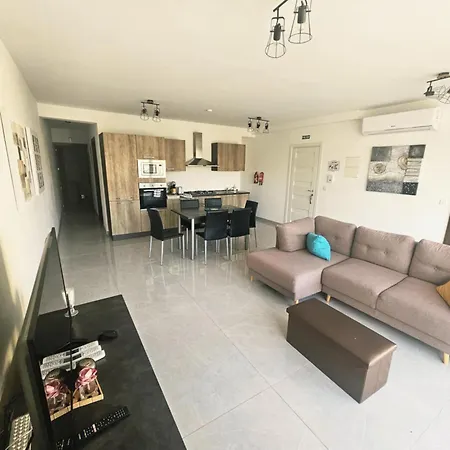 Spacious Deluxe 2 Bedroom, 3 Bathroom Prime Location * Sliema