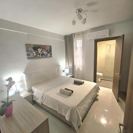 Spacious Deluxe 2 Bedroom, 3 Bathroom Prime Location Apartment *