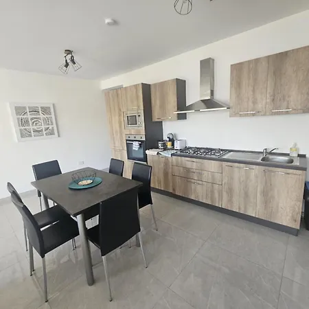 Apartment Spacious Deluxe 2 Bedroom, 3 Bathroom Prime Location *