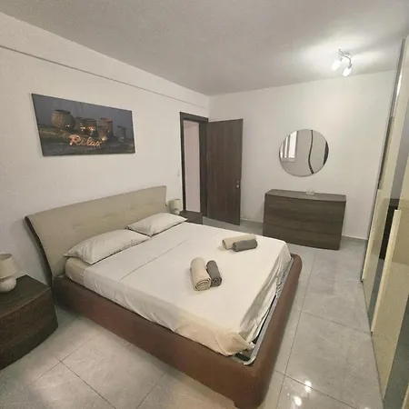 Spacious Deluxe 2 Bedroom, 3 Bathroom Prime Location
