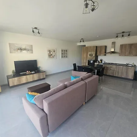 Spacious Deluxe 2 Bedroom, 3 Bathroom Prime Location