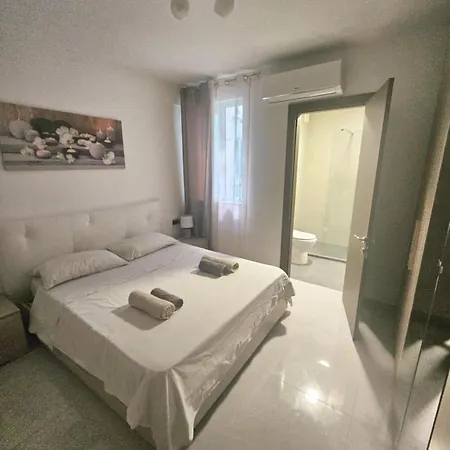 Apartment Spacious Deluxe 2 Bedroom, 3 Bathroom Prime Location *