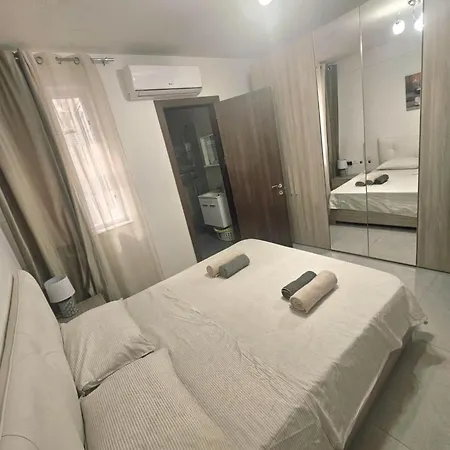 Apartment Spacious Deluxe 2 Bedroom, 3 Bathroom Prime Location