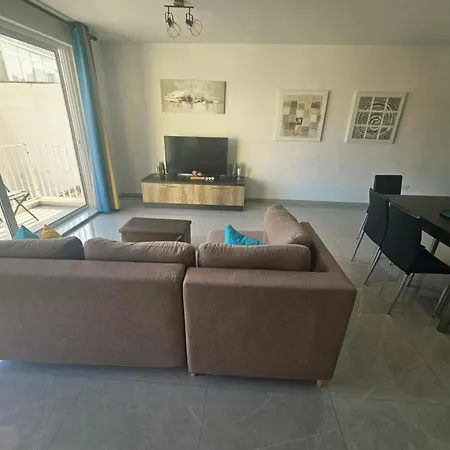 Apartment Spacious Deluxe 2 Bedroom, 3 Bathroom Prime Location *