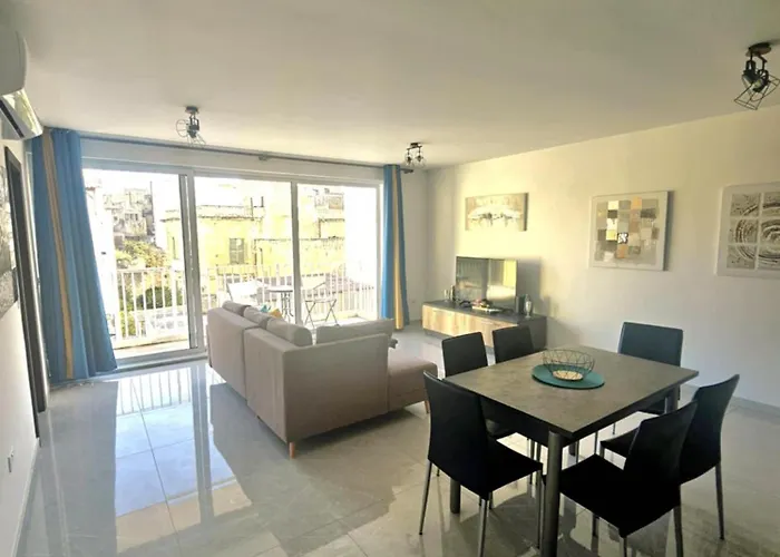 Spacious Deluxe 2 Bedroom, 3 Bathroom Prime Location * Sliema