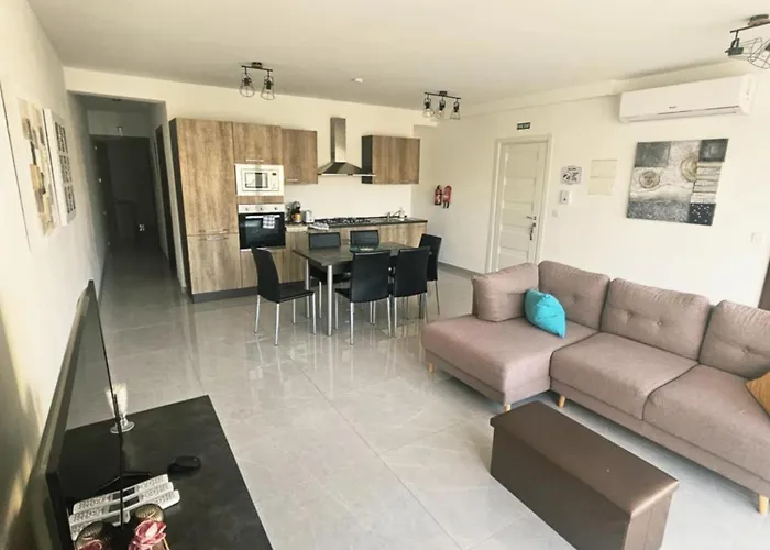 Spacious Deluxe 2 Bedroom, 3 Bathroom Prime Location * Sliema