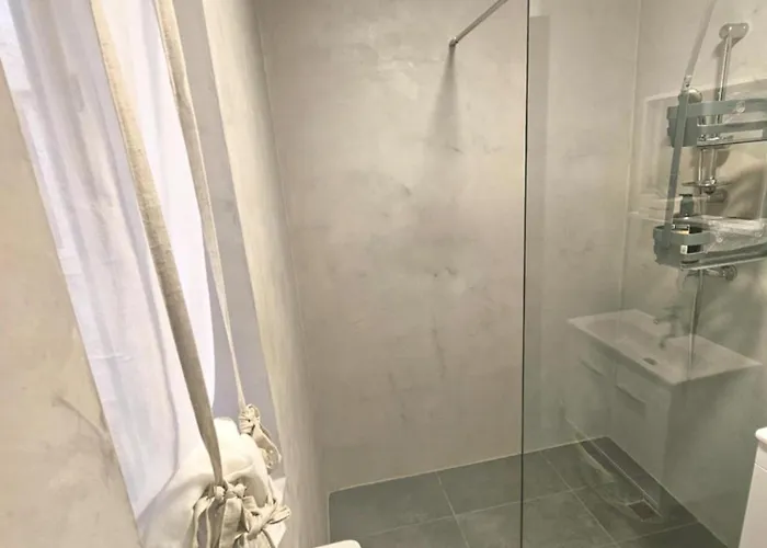 Spacious Deluxe 2 Bedroom, 3 Bathroom Prime Location *