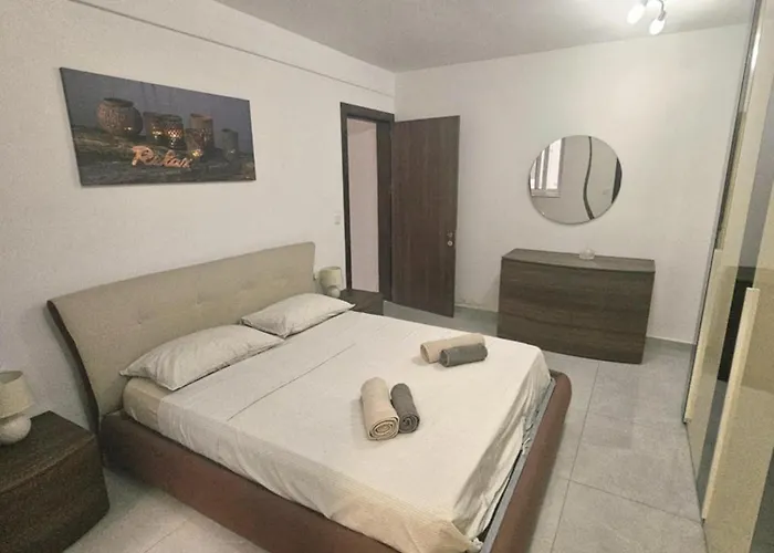 Spacious Deluxe 2 Bedroom, 3 Bathroom Prime Location