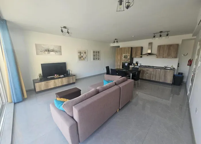 Spacious Deluxe 2 Bedroom, 3 Bathroom Prime Location