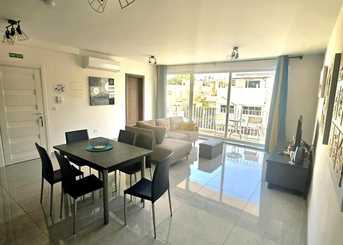 Spacious Deluxe 2 Bedroom, 3 Bathroom Prime Location Apartament