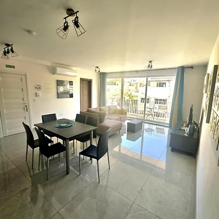 Spacious Deluxe 2 Bedroom, 3 Bathroom Prime Location Apartment
